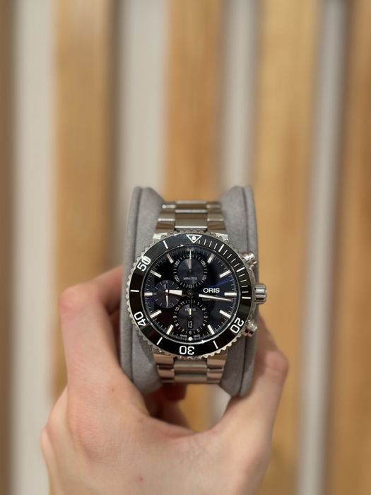 Oris aquis com caixa e documentos