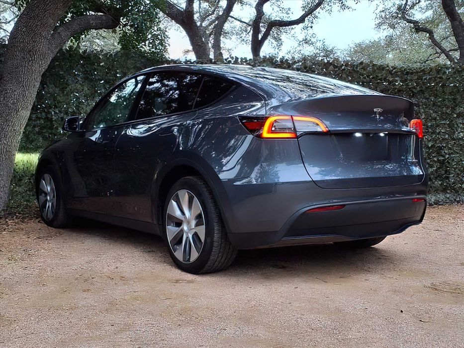 Tesla Model Y      2023