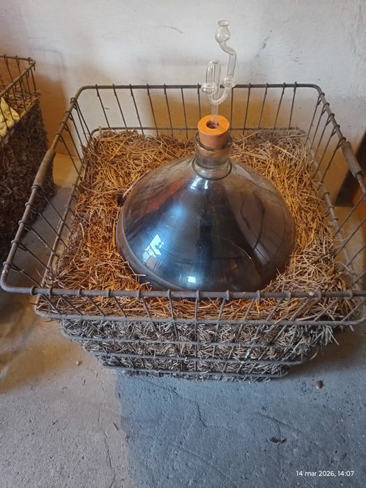 Duża Butla na wino z koszem.