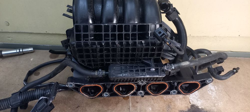 Kolektor wtryski przepustnica 1.4 16v skoda VW seat