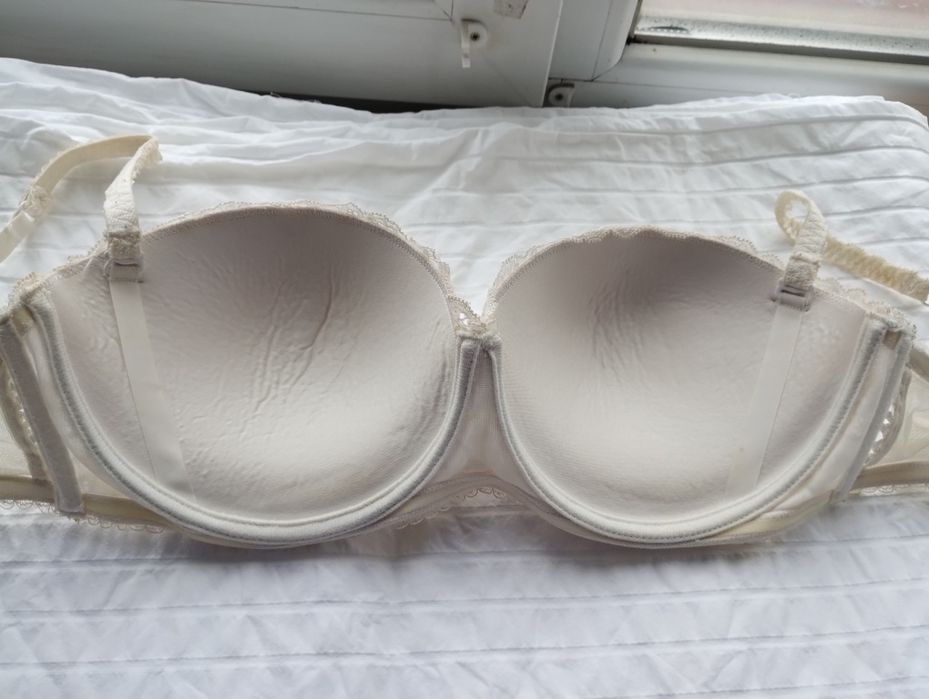 Жіночий бюстгальтер 80С та 85D та 80С