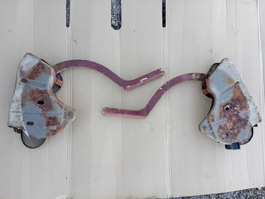 Elevadores/suportes do porta bagagem Peugeot 504 (para restauro)