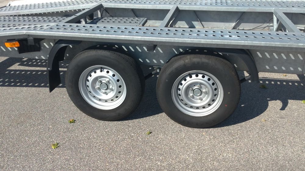 Atrelado porta carros Blyss 450x210cm. Peso brutto rebocavel 3000kg.