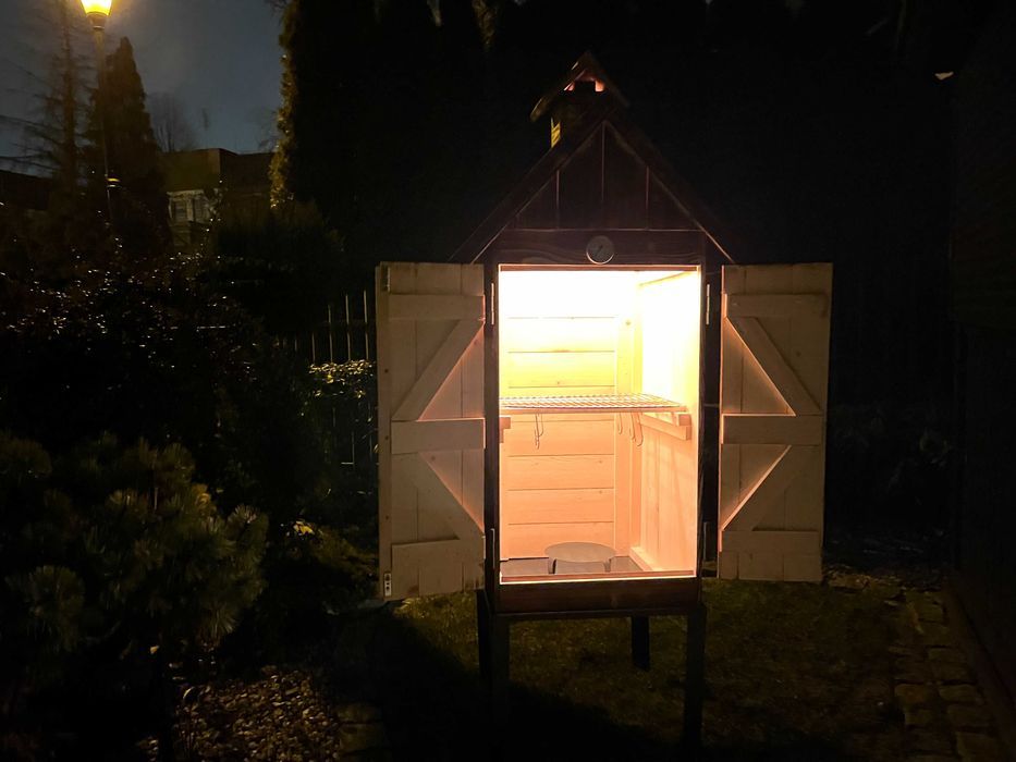 Wędzarnia Drewniana Ogrodowa  + OŚWIETLENIE 230 V