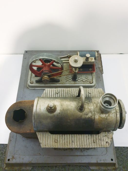 Antigo modelo de maquina de vapor alemã em chapa