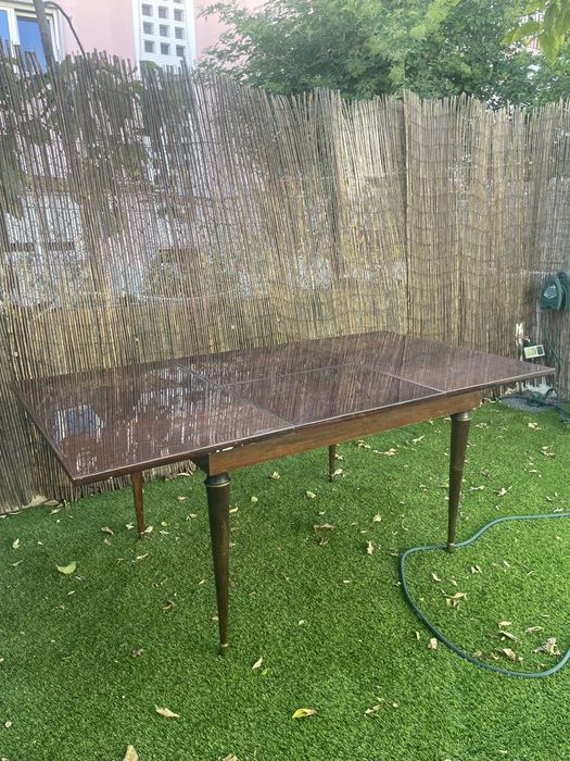 Mesa extensiva de madeira