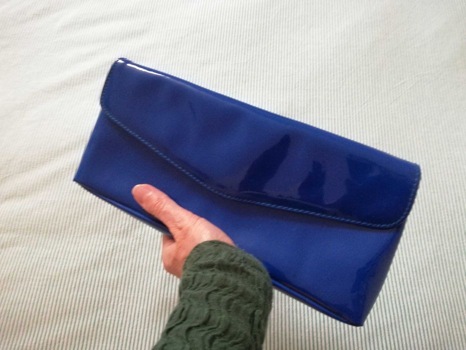 Mala envelope (clutch) azul eléctrico