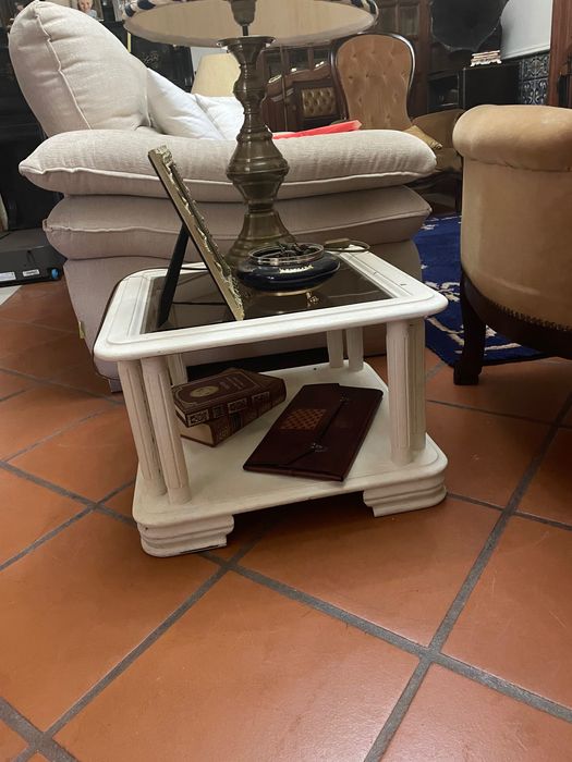 2 Mesinhas de apoio iguais