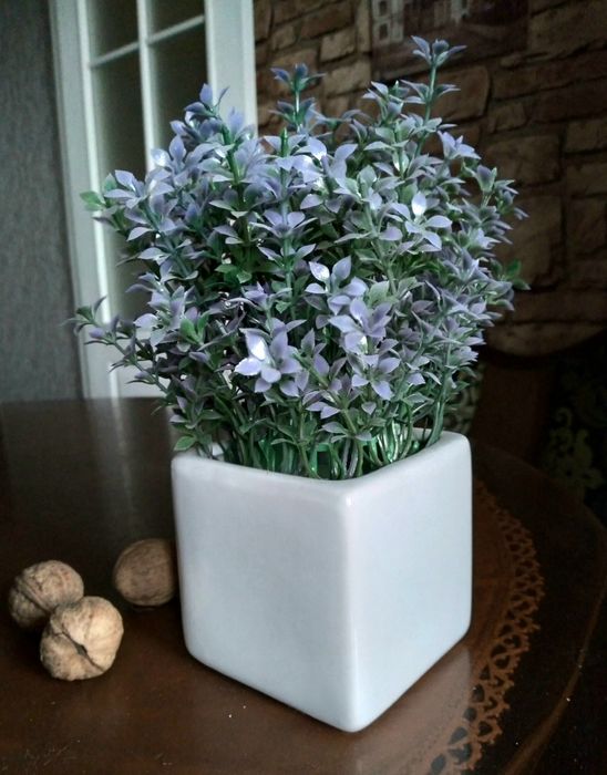 Штучні квіти лаванда  у керамічному горщику