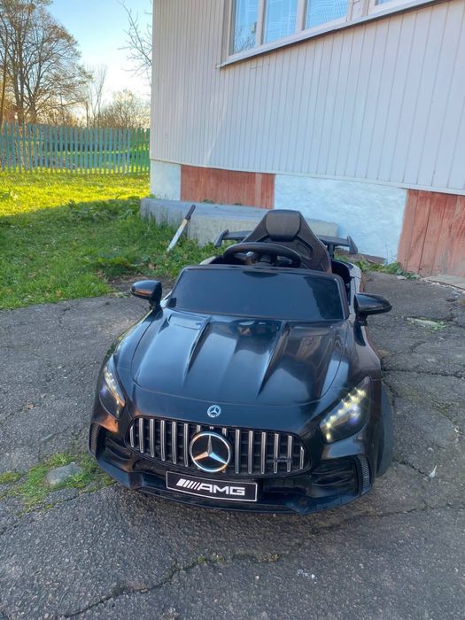 Дитячий електромобіль.