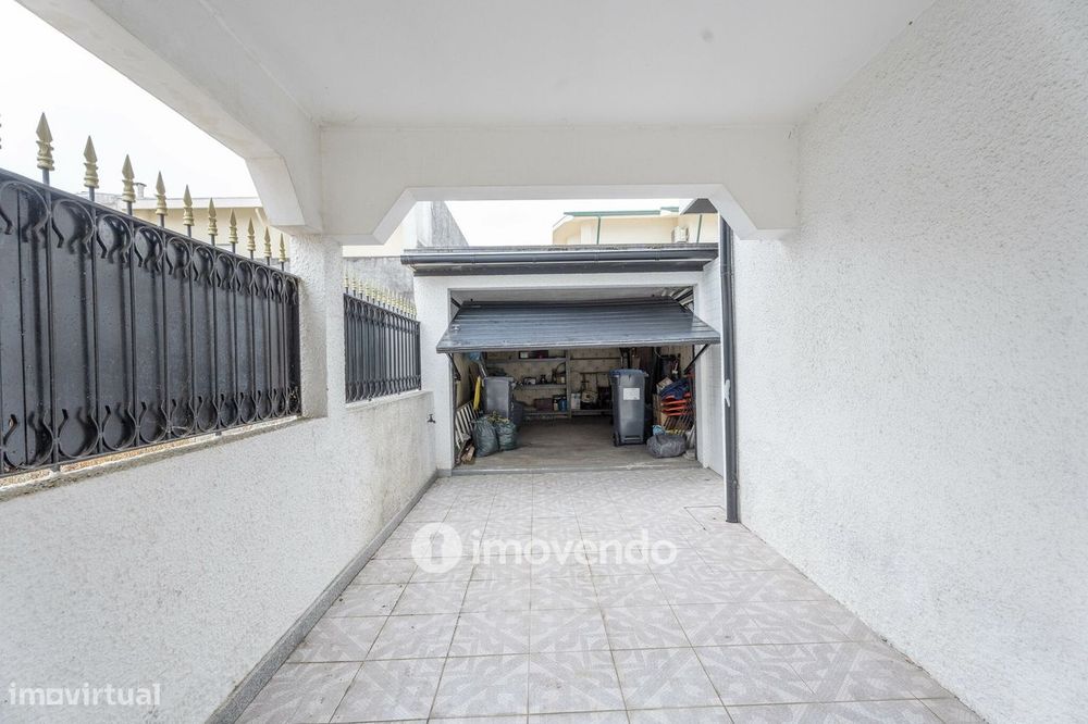 Moradia T4 com garagem, em Vila Nova da Telha, na Maia