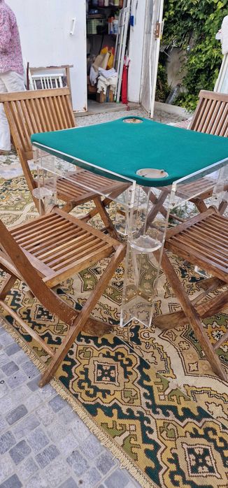 MESA DE JOGO EM  ACRILICO PEÇA UNICA COM QUATRO CADEIRAS INCLUIDAS