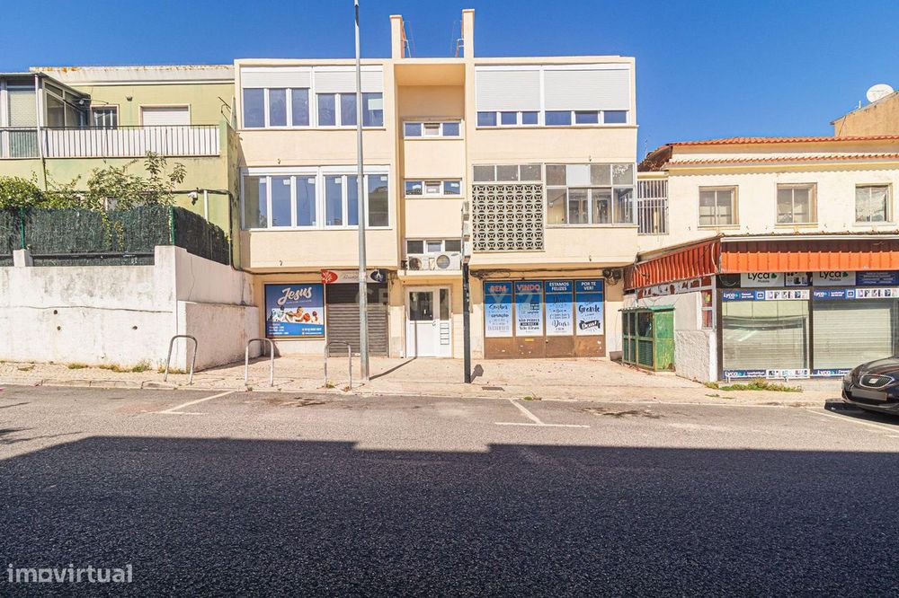 T2 Totalmente Remodelado | Luminosidade, Conforto e Terraço de 45 m²