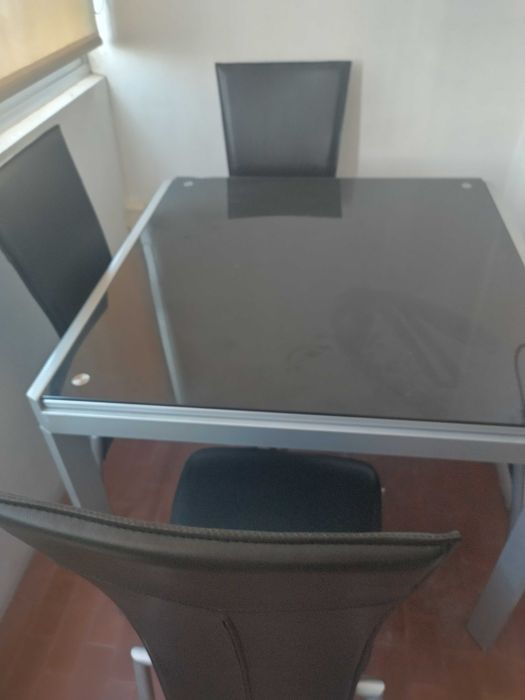 Mesa de jantar extensível + 4 cadeiras. Bom estado de conservação. O comprador deverá assegurar o transporte e fazer a recolha no local.