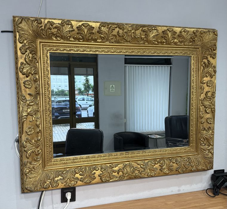 Espelho com moldura em madeira e gesso dourado