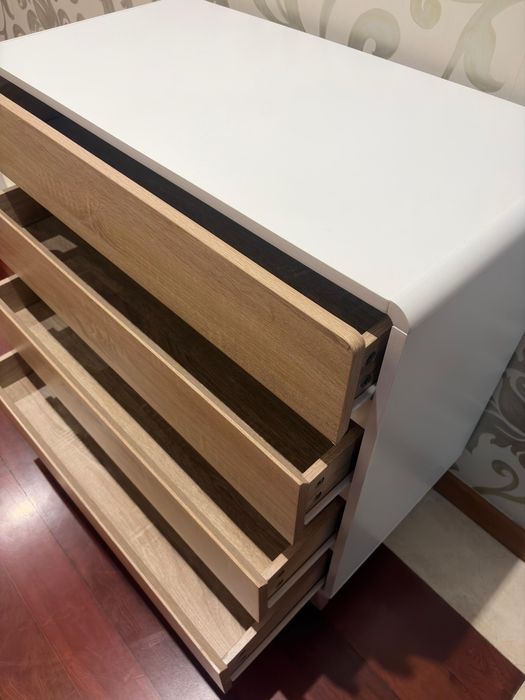 Cómoda em branco e madeira