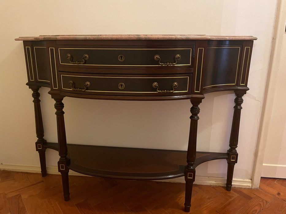 Aparador com tampo em mármore