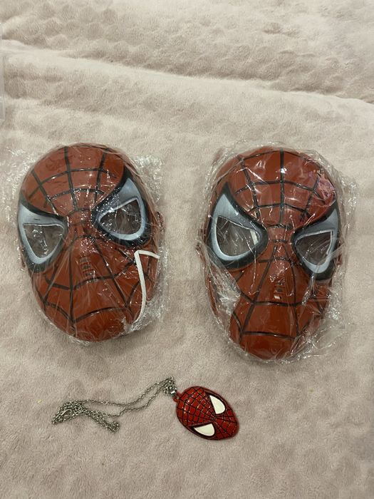 человек паук маска и медальн