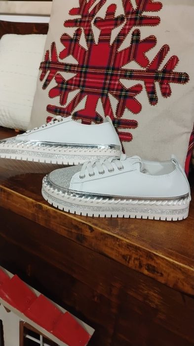 Tênis novos, brancos com brilhantes cinza, 38