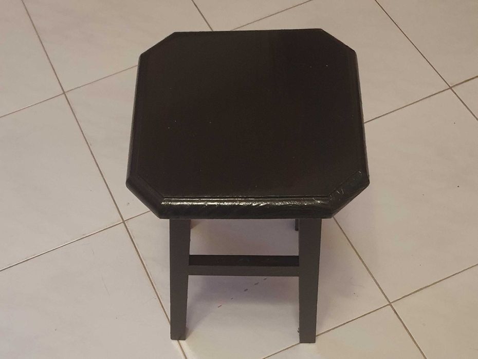 Pequeno banco artesanal, vintage, cuidadosamante manufaturado