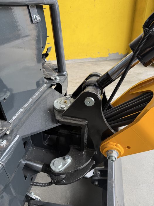 Mini giratoria nova , com dois baldes e braço articulado para os lados