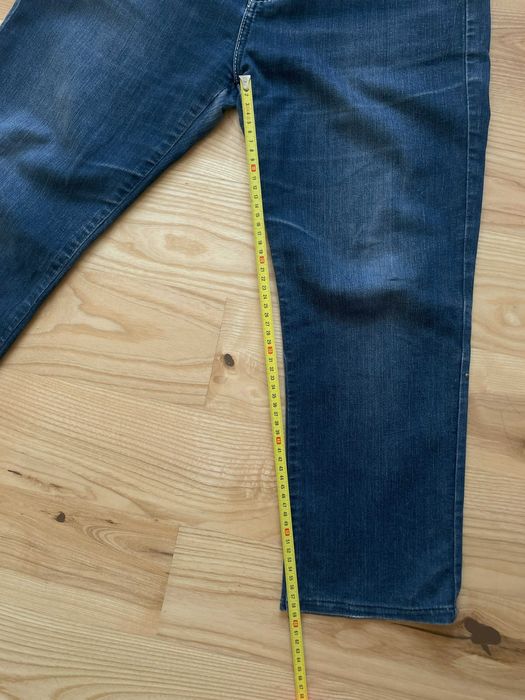 Ciemnogranatowe jeansy damskie, prosty fason