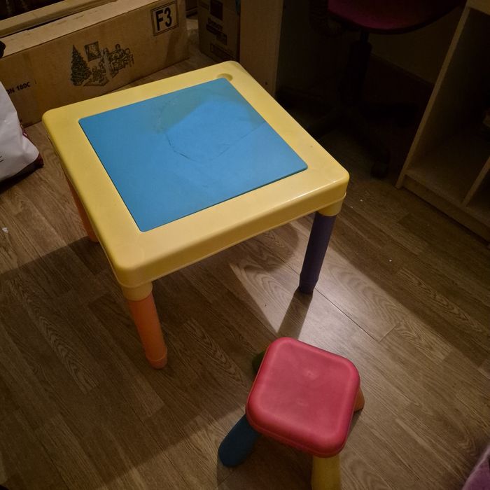 Mesa didática com 2 cadeiras