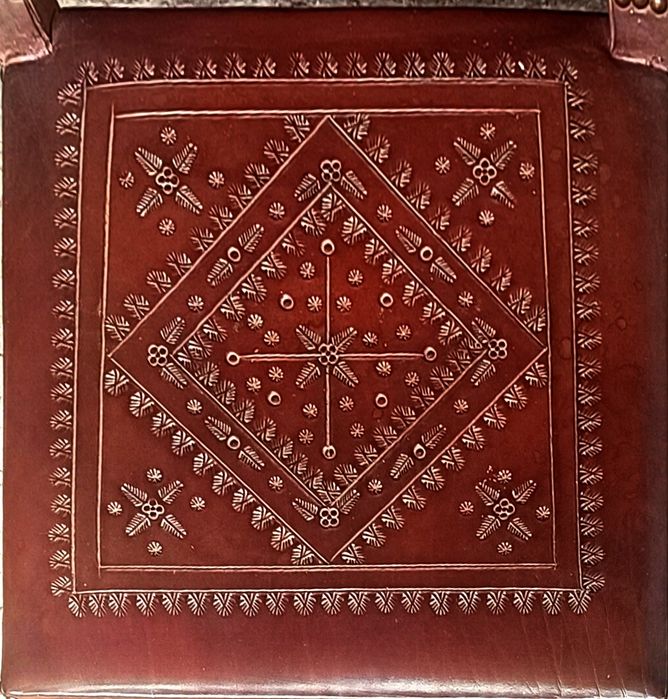 Mesa de jantar clássica com 8 cadeiras – Madeira maciça entalhada