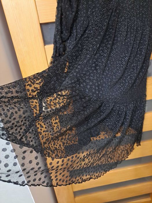 Czarna sukienka z lekkimi tiulami