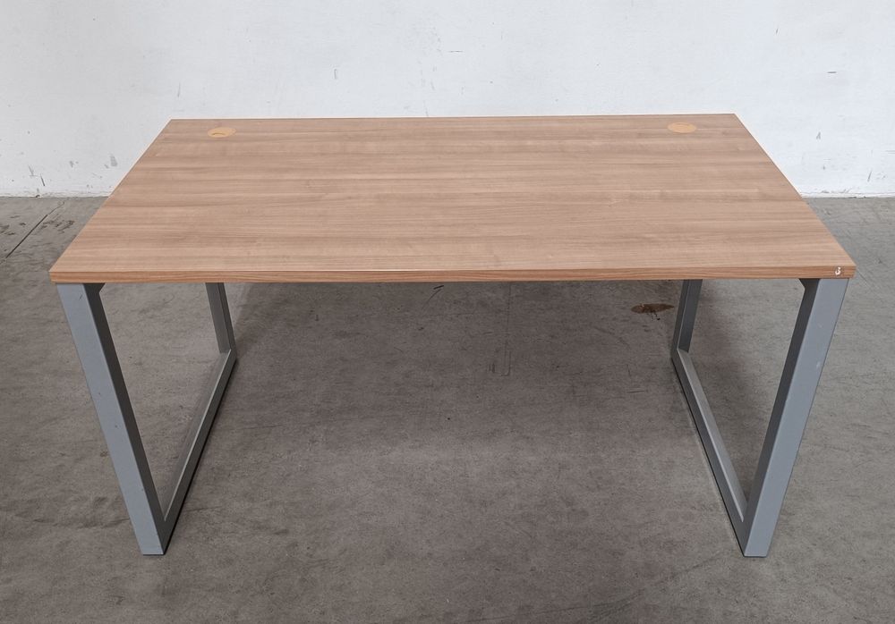 Biurko z mediaportami – 140x80 cm