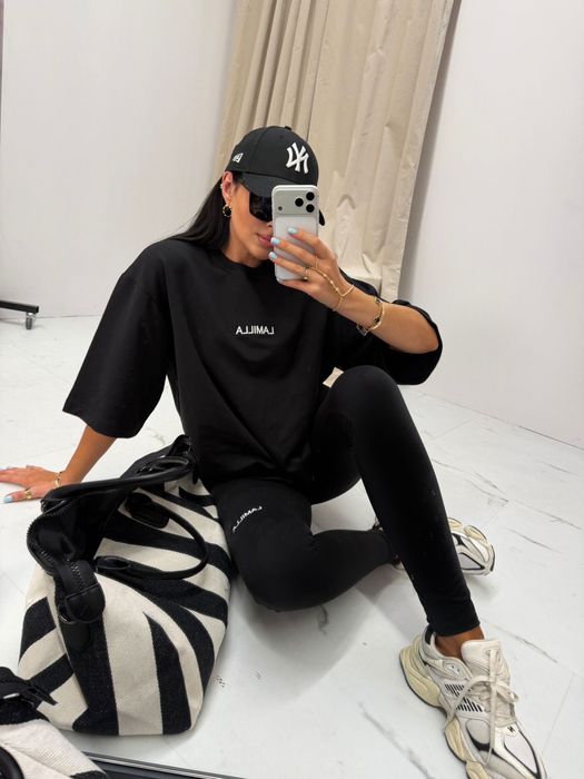 LA MILLA / t-shirt z haftowanym logo / czarny / oversize