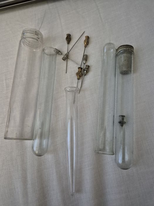 Antigo Kit de Agulhas Médicas Hipodérmicas C/ Tubos de Esterilização em Vidro – Décadas de 50/60