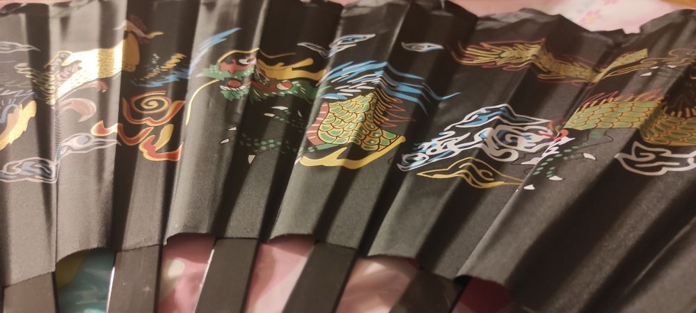 Chiński wachlarz bojowy Wushu, Kung fu że smokiem ,tło czarne