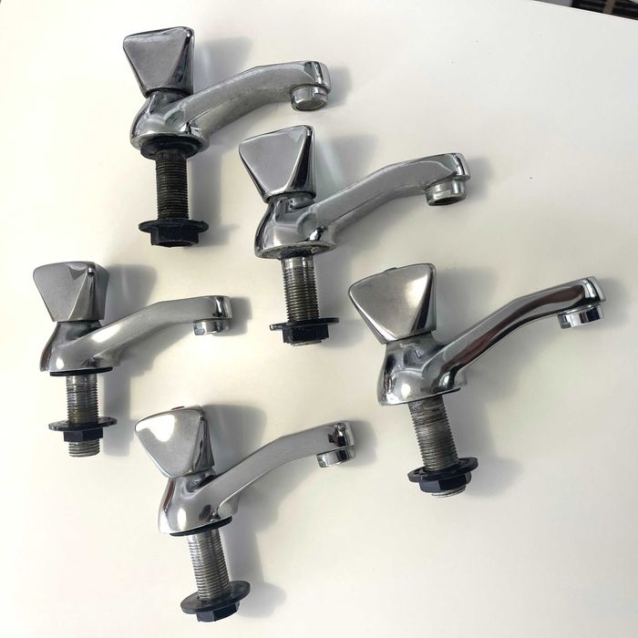 Conjunto de 5 torneiras usadas, cromadas, de coluna, para lavatório ou bidé