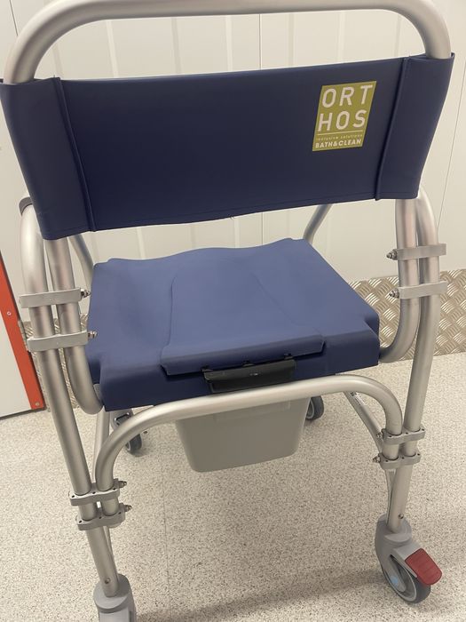 Cadeira de rodas para duche e wc