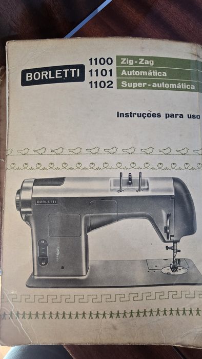 Máquina de costura antiga Borletti com móvel – a funcionar