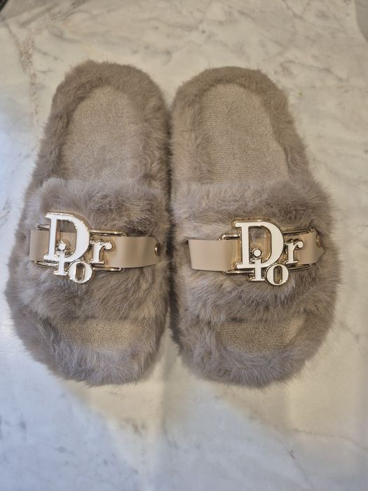 Klapki logowane beżowe