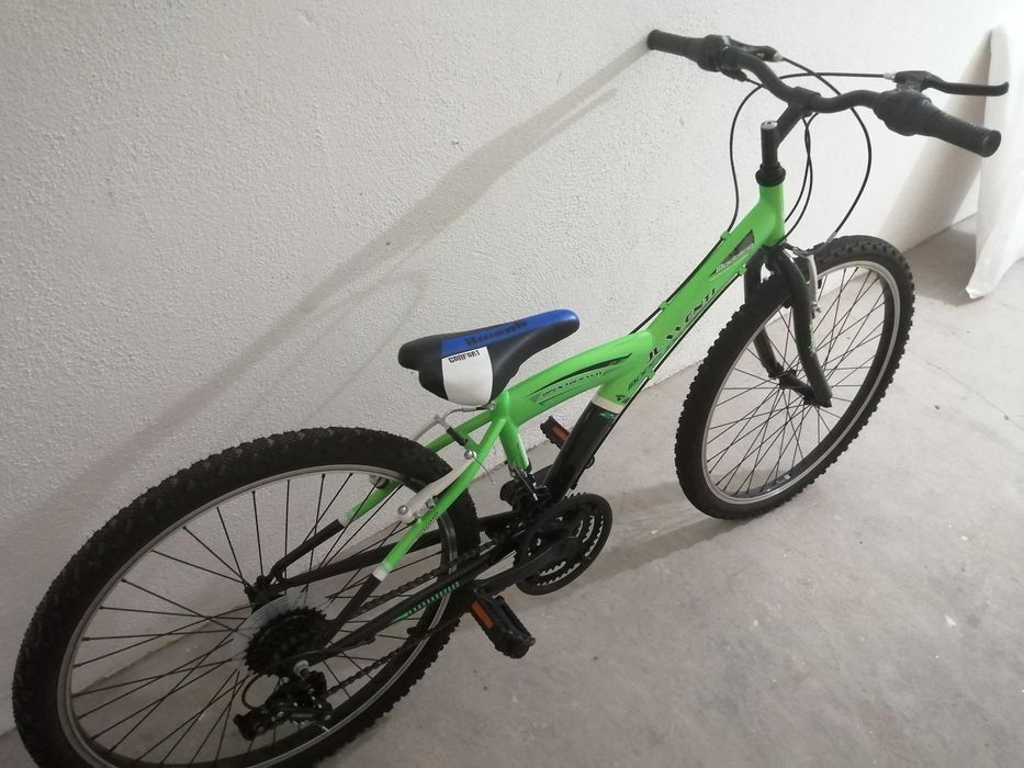 Bicicleta verde em bom estado
