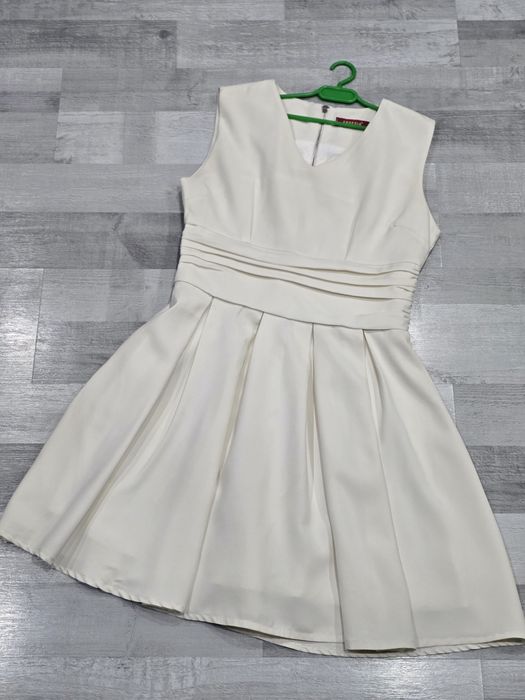 Biała sukienka Freesia Collection L