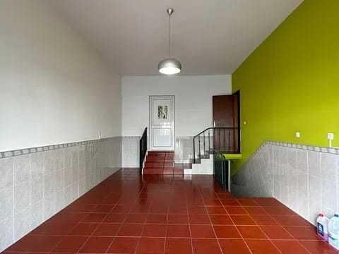 Moradia T5 no centro do Pinhal Novo com garagem, quintal e anexo
