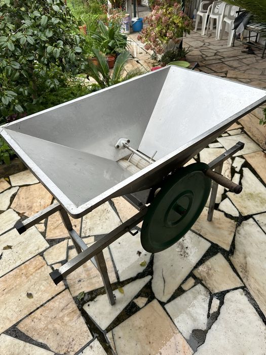 Esmagador de uvas manual