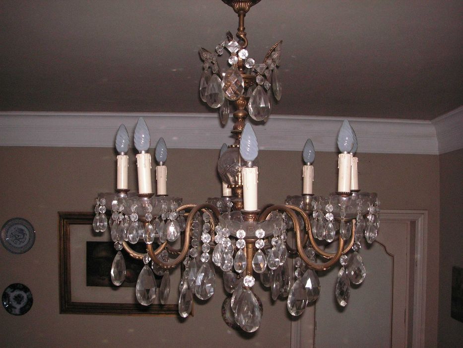 Sala Jantar -  Bar Império, Mesa Redonda de Mogno e Candeeiro Lustre