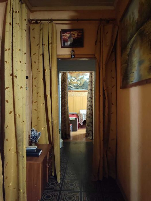 Продам 5-ком квартиру 170 м2, ул. Дмитриевская, 2 этаж, жилое сост, можно под офис)