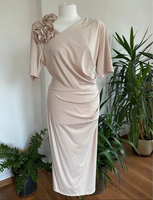 Elegancka sukienka midi beżowa z efektem blink blink na wesele przyjęcie suknia wieczorowa wizytowa idealna do ślubu cywilnego 42 44 46 48 plus size