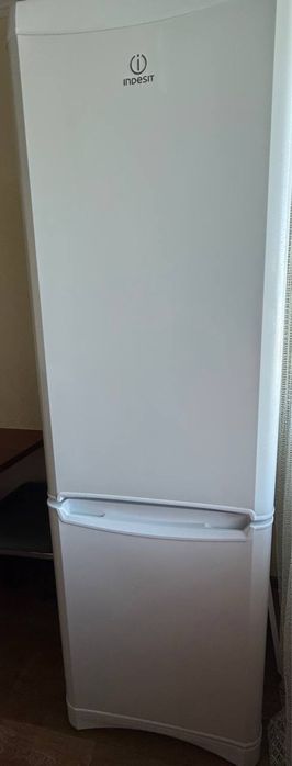 Продам холодильник Indesit