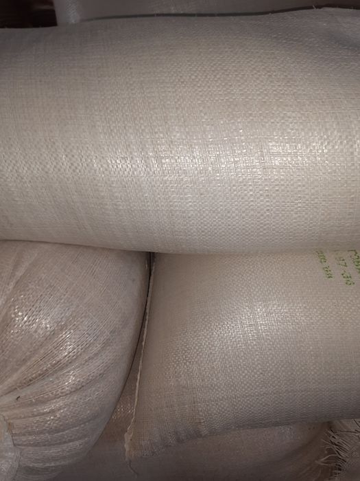 Мішки з кормом. Мішки.