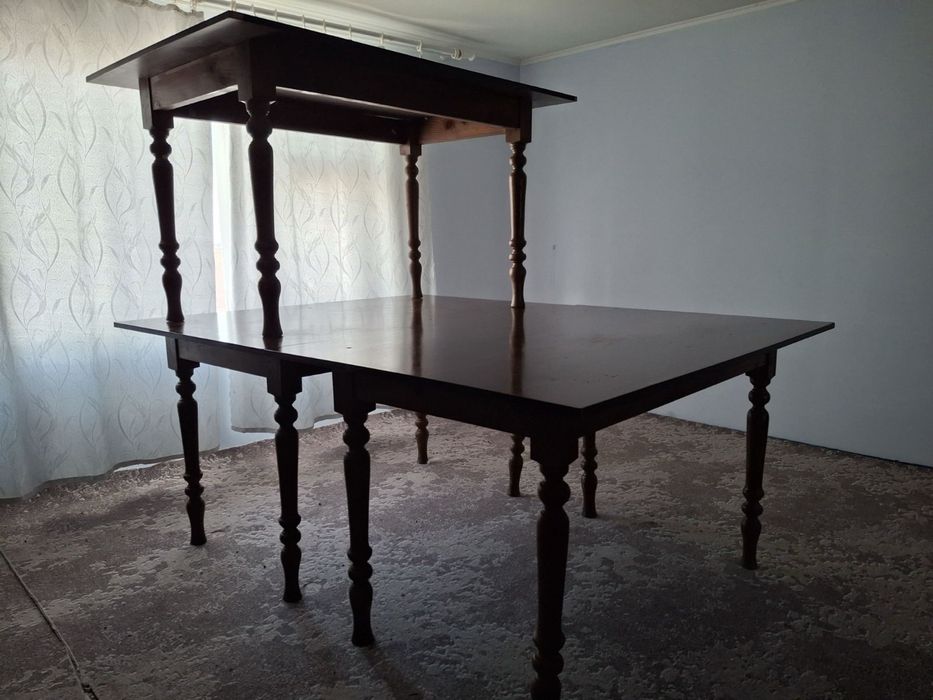 Стіл на точених букових ніжках