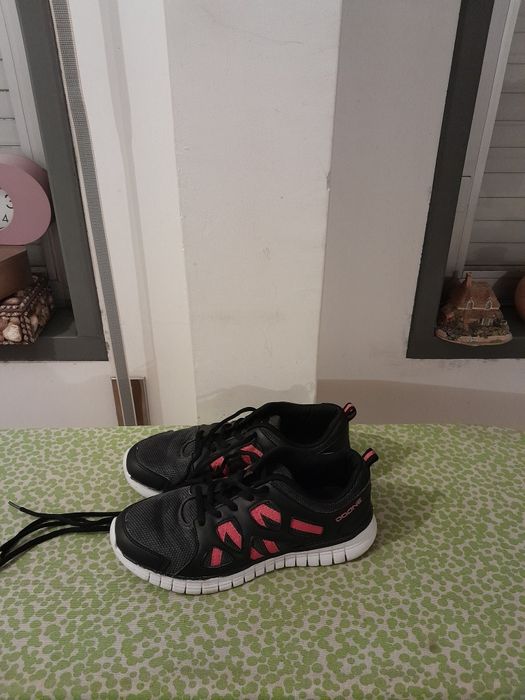 Vendo Sapatilhas de Senhora DOONE muito bonitas como novas