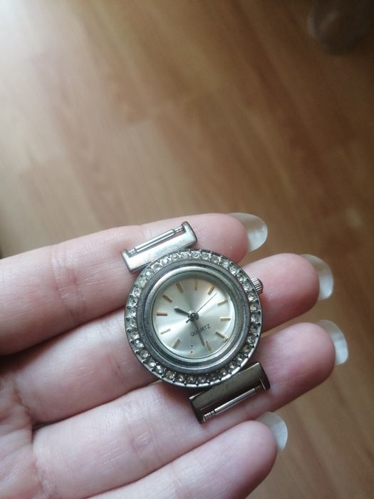 Часы часики кварцевые наручные со стразами