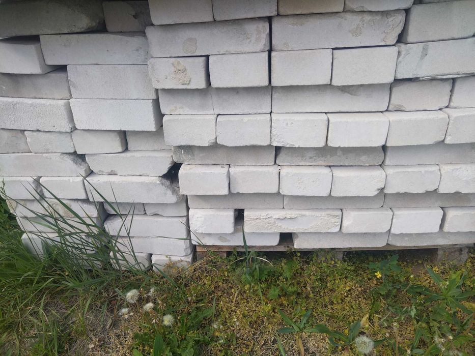 Biała cegła z rozbiórki